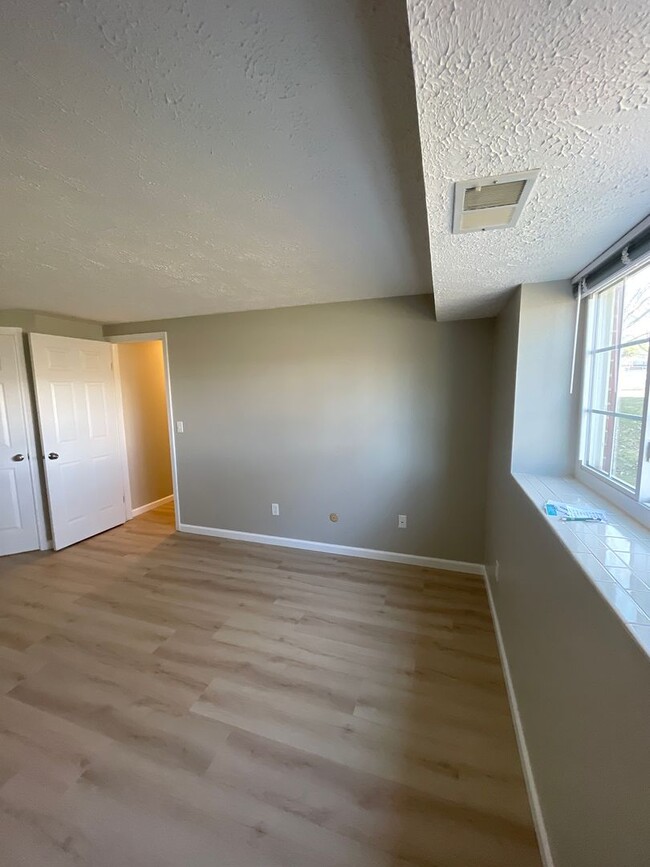 Building Photo - Main floor 2 bed 1 bath updated condo in C...