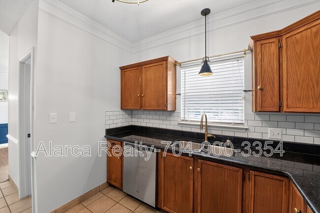 Building Photo - 290 Sweetmartha Dr