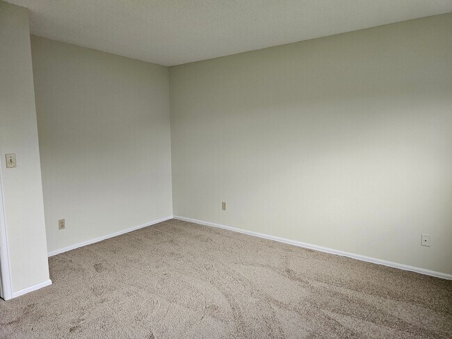 Building Photo - 2 Bedroom Home with Large Yard - Close to Waneka Lake Park