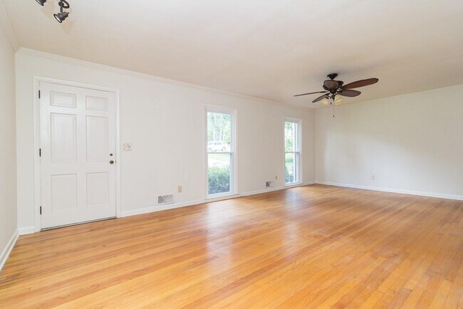 Building Photo - 2118 Allaire Ln NE
