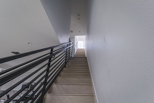 Building Photo - Modern 4 Bed / 3 Bath Townhome with Privat...
