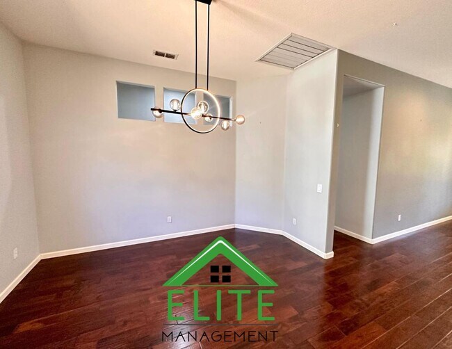 Building Photo - Stunning 4-Bedroom, 3.5-Bath Home