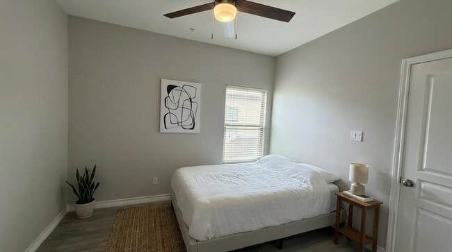 Building Photo - 5601 Cuenca Dr