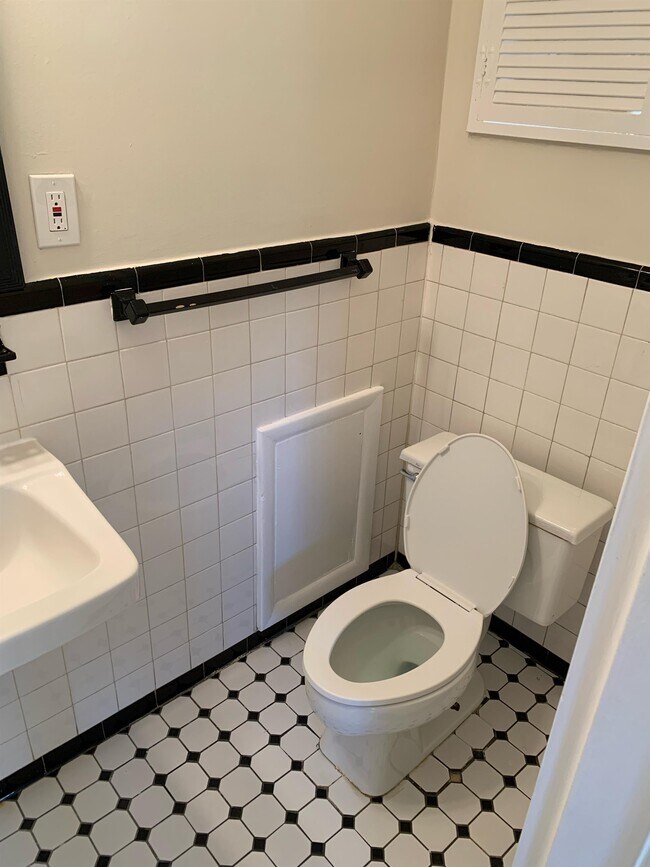 Building Photo - 5358 Pooks Hill Rd