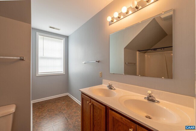 Building Photo - 497 Sunset Dr