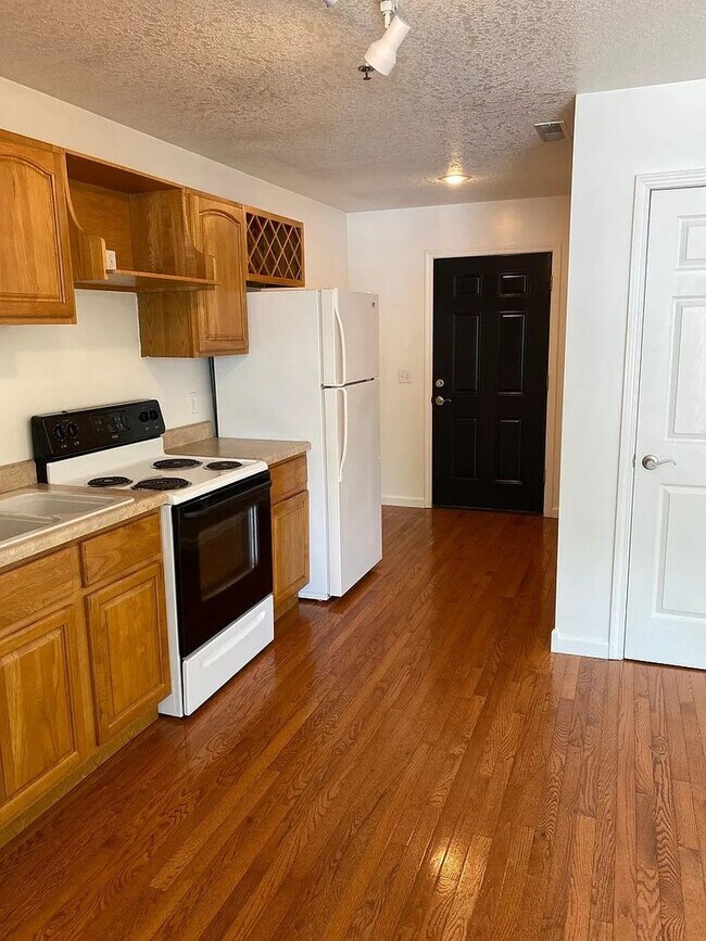 Building Photo - 411 E Scott St