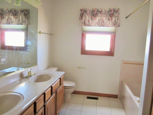 Building Photo - 3690 Baybrook Dr
