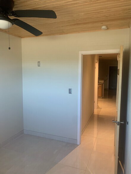 Building Photo - 1116 Lakeshore Dr