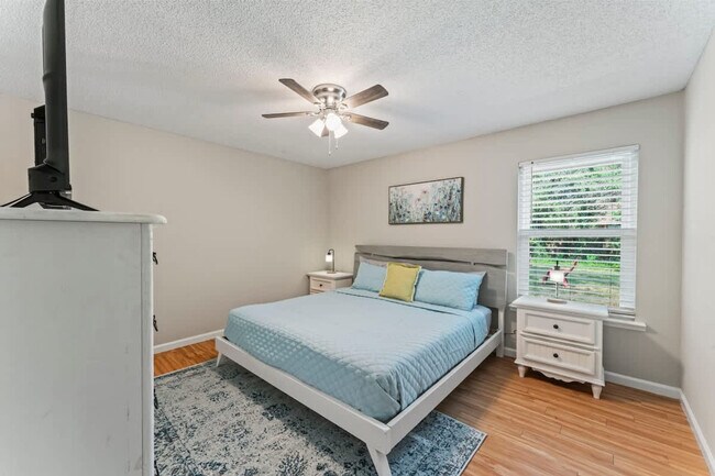 Building Photo - 10383 Chatwood Ct
