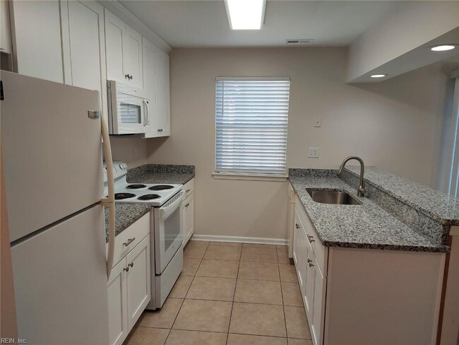 Building Photo - 637 Ridge Cir