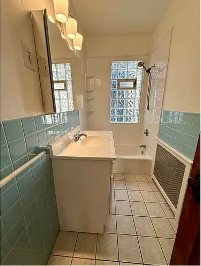 Building Photo - 389 School St