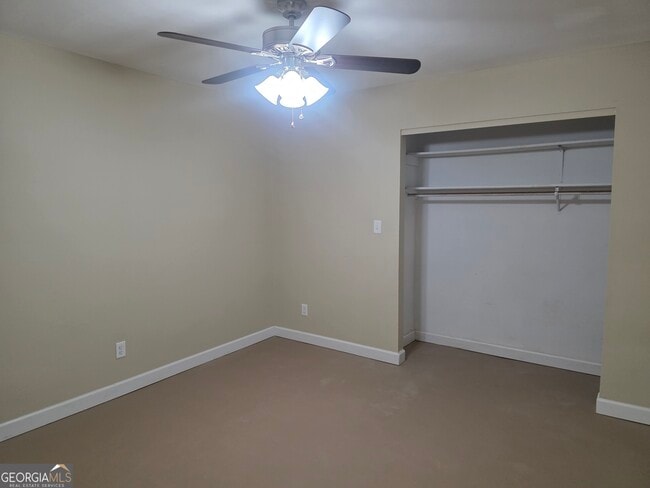 Building Photo - 310 W 5th St