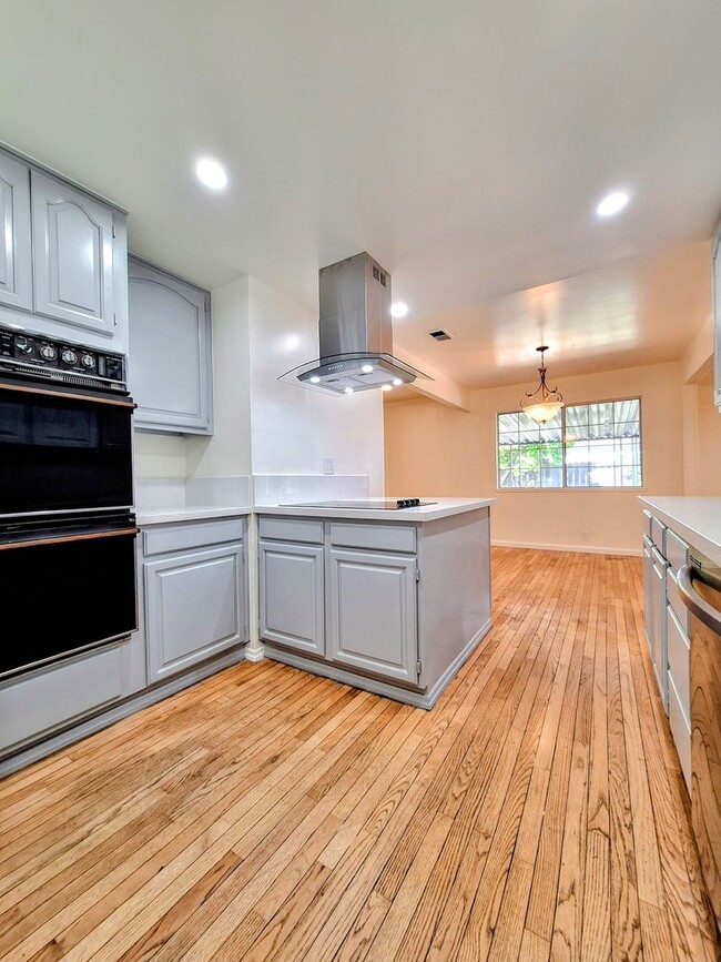 Building Photo - Beautifully Remodeled 3bd Single Story House With Bonus Room & Storage Space!