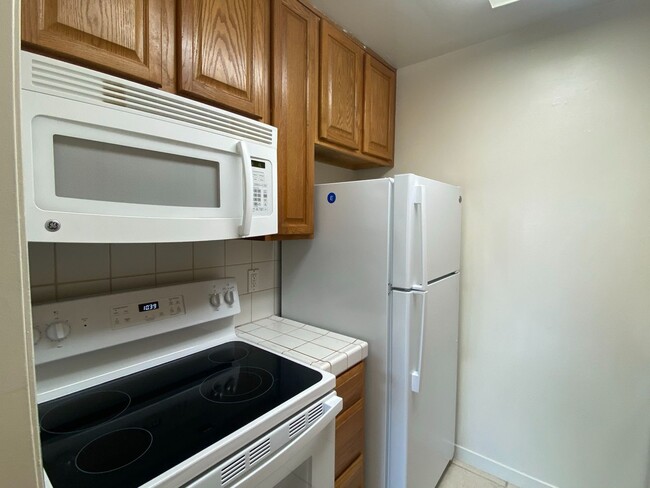 Building Photo - One bedroom condo with hardwood floors - W...