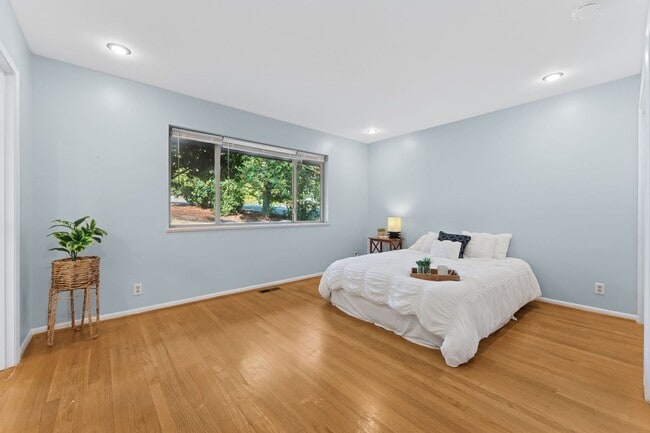 Building Photo - Mid-Century Gregory Heights 4 bedroom 2.25...