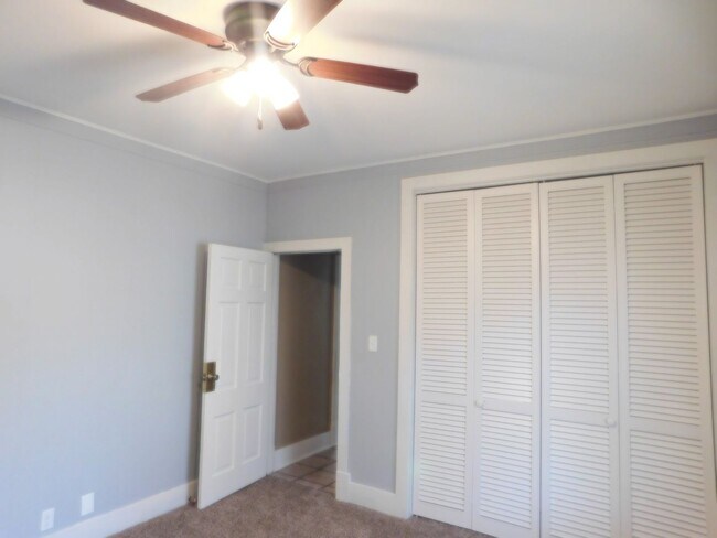 Building Photo - Spacious 3 bedroom/1 bath home in El Dorado!