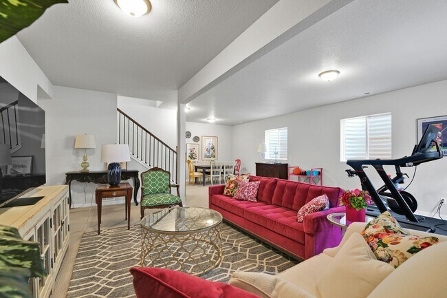 Building Photo - Beautiful "like new" home available for re...