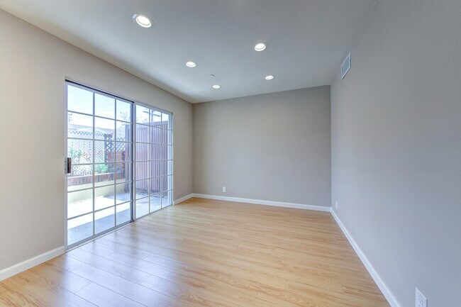 Building Photo - 604 W Wilson Ave