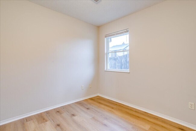 Building Photo - Adorable 3 bed, 1 bath