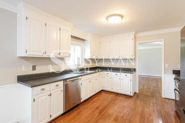 Building Photo - Gorgeous 4 bedroom, 3BA home available now!