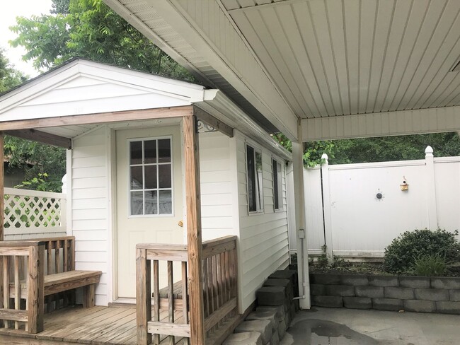 Building Photo - Lovely 3 Bedroom/2 Bathroom… Waiting for Y...
