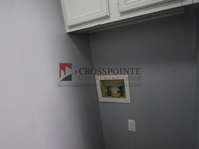 Building Photo - Tour Today: Downstairs 1 Bed 1 Bath Apartment!
