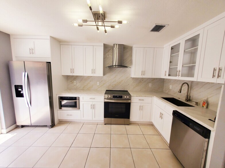 Building Photo - 7291 NW 173rd Dr