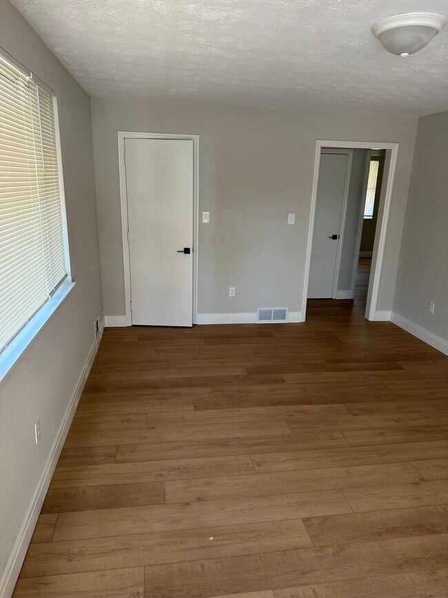 Building Photo - Move In Ready 2 Bedroom with Attached Gara...