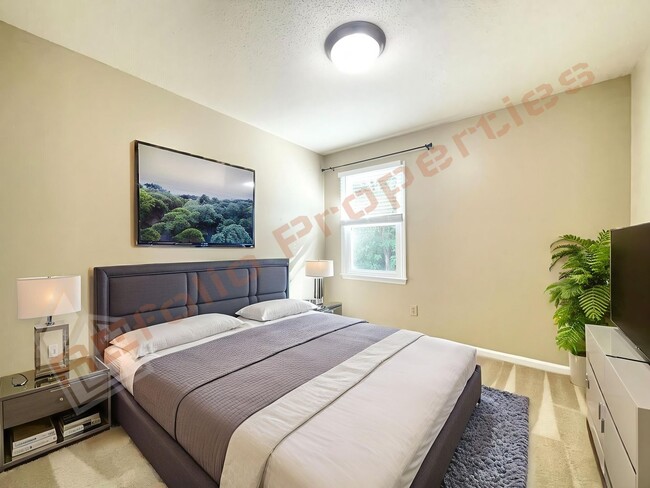 Building Photo - Cozy 3 Bedroom 2.5 Bath End unit Townhome ...