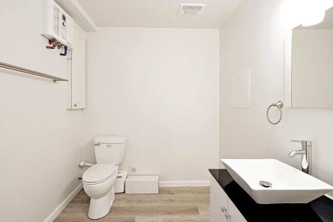 Building Photo - Pet-Friendly End-Unit Ridgecrest Townhome