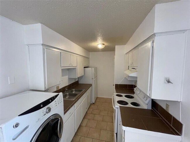 Building Photo - 401 SE 12th St