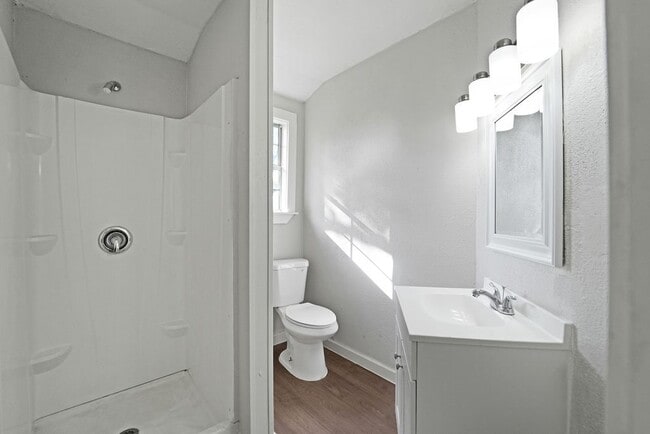 Building Photo - 214 E 1st St