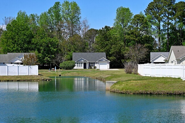 Building Photo - Charming 3BR Ranch in Osprey Woods – Screened Porch & Vaulted Ceilings