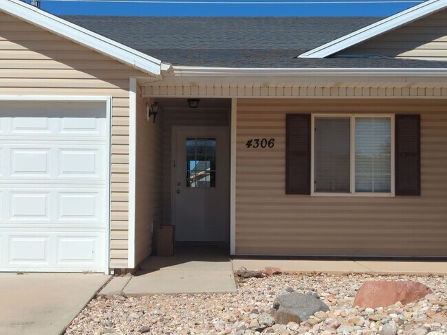Building Photo - Freshly Updated home in a Quiet Cul-de-Sac