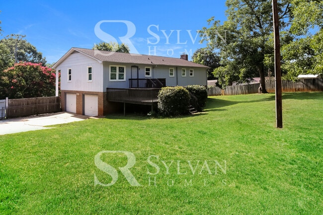 Building Photo - Your DREAM home awaits