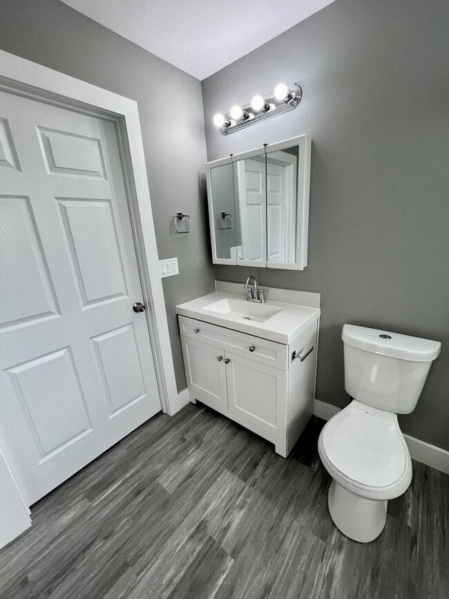 Building Photo - Massive Space! 4 Bedrooms 2 Bathrooms - Cr...