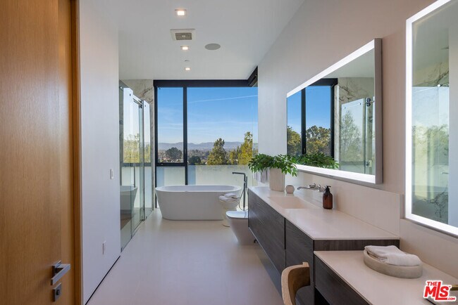 Building Photo - 16801 Oak View Dr