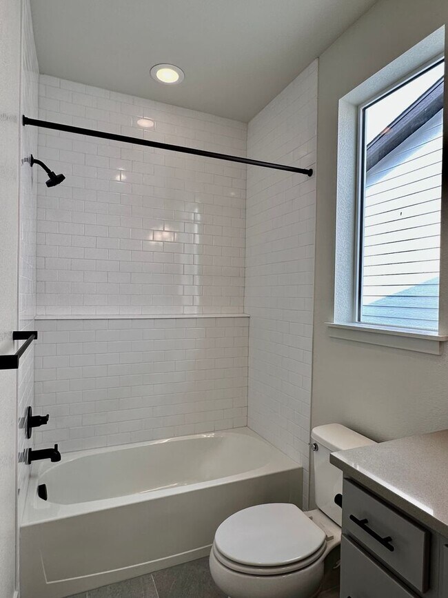 Building Photo - Luxury 3 Bedroom Townhome in the Heart of ...