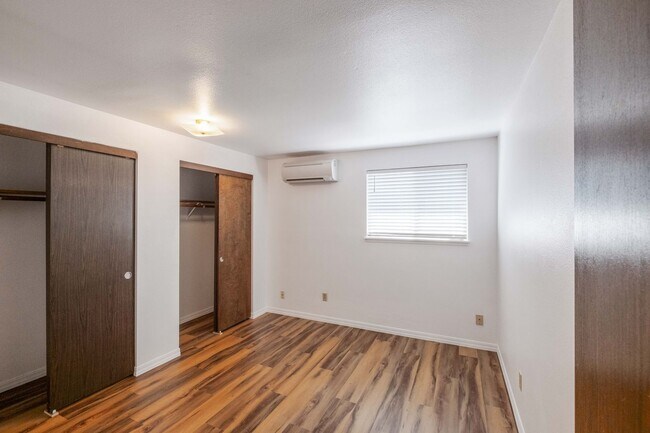 Building Photo - Beautiful 4 Bed, 2 Bath Townhouse with Lots of Closet Space and Laundry In Unit!