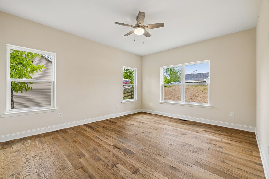 Building Photo - 553 Skyview Dr