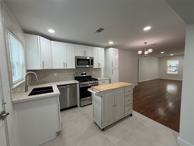 Building Photo - 4843 Culmore Dr