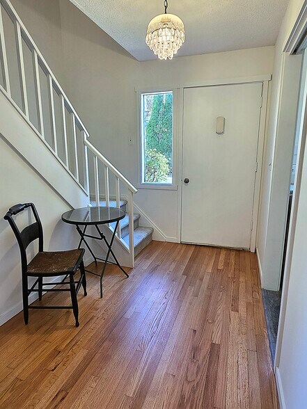 Building Photo - 563 Heritage Vlg