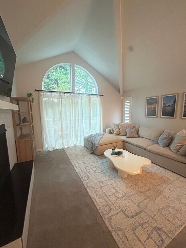 Building Photo - 2 Bed 2.5 bath townhome located on the golf course!