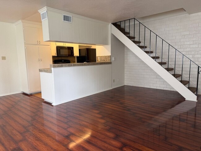 Building Photo - 2 story updated townhouse In Rosemont 2/1