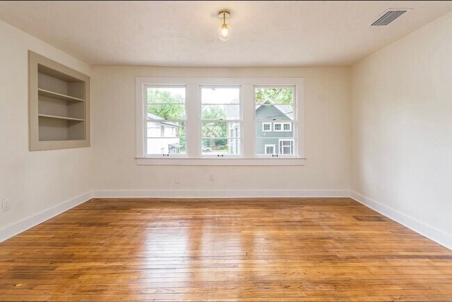 Building Photo - Recently Renovated 2 Bedroom Apartment in ...