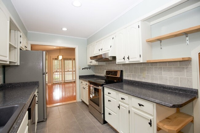 Building Photo - Cottage life in Southern Pines
