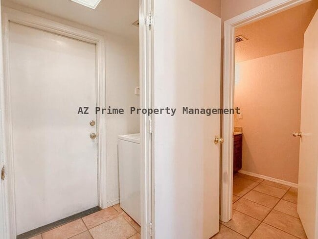 Building Photo - 2534 W Orchid Ln