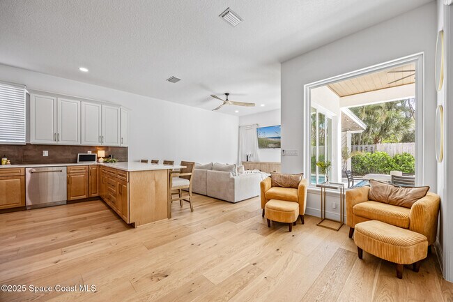 Building Photo - 385 Newport Dr