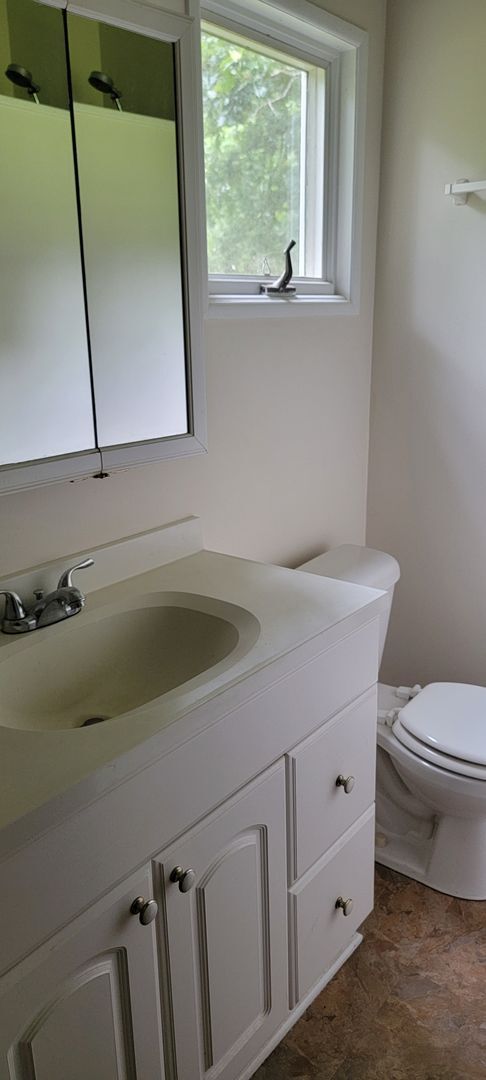 Building Photo - Country House on 1 Acre