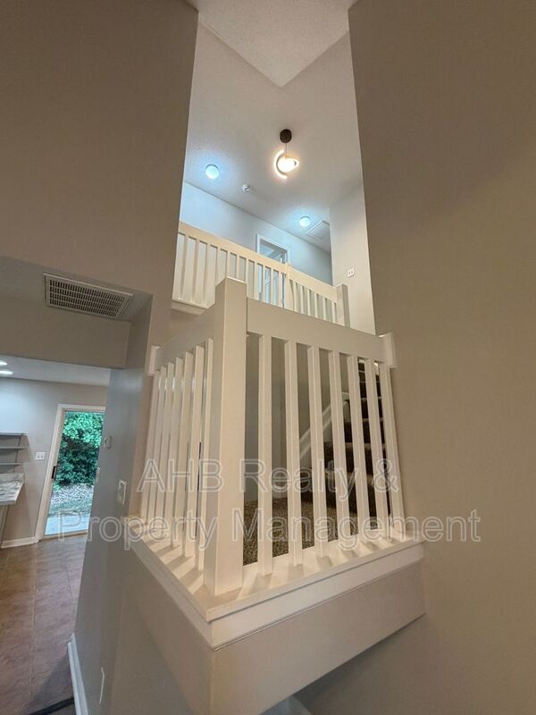 Building Photo - 1047 Oak Blossom Way